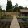 Houten schermen met betonpaal en betonplaat.