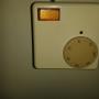 Thermostat mural d'ambiance pour chauffage par accumulation
