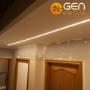 Warmwitte ledstrip 2700K in slanke mat zwarte aluminium profiel (18×8mm). Ledstrip gekozen volgens oppervlakte en soort ruimte zodat de verlichting optimaal is.