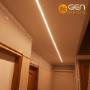 Warmwitte ledstrip 2700K in slanke mat zwarte aluminium profiel (18×8mm). Ledstrip gekozen volgens oppervlakte en soort ruimte zodat de verlichting optimaal is.