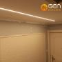 Warmwitte ledstrip 2700K in slanke mat zwarte aluminium profiel (18×8mm). Ledstrip gekozen volgens oppervlakte en soort ruimte zodat de verlichting optimaal is.