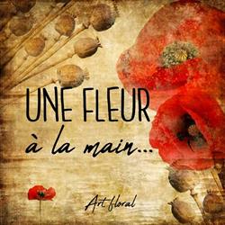 Une fleur à la main