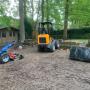 Leggen van grasmatten met kniklader en grondfrees