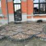 Ce projet met en valeur le savoir-faire artisanal de notre équipe à travers la pose en mosaïque de pavés en grès kandlas multicolores de format 10x10x5/7 cm, réputés pour leur caractère rustique et leur durabilité.