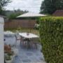 Aménagement d’une terrasse en dalles de pierre bleue dans un jardin privé à Lasne, dans le Brabant wallon, finalisé en juillet 2025 par notre entreprise.