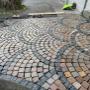 Ce projet met en valeur le savoir-faire artisanal de notre équipe à travers la pose en mosaïque de pavés en grès kandlas multicolores de format 10x10x5/7 cm, réputés pour leur caractère rustique et leur durabilité.